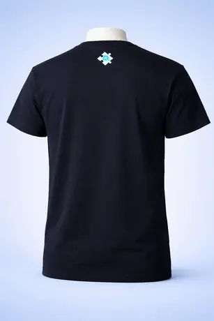 Koszulka z logo na plecach.webp